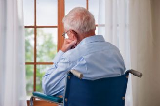رفتار مناسب با افراد سالمند افسرده باید چگونه باشد؟