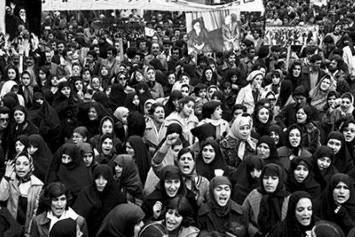 نقش اجتماعی زنان در انقلاب اسلامی و نظام سرمایداری غرب
