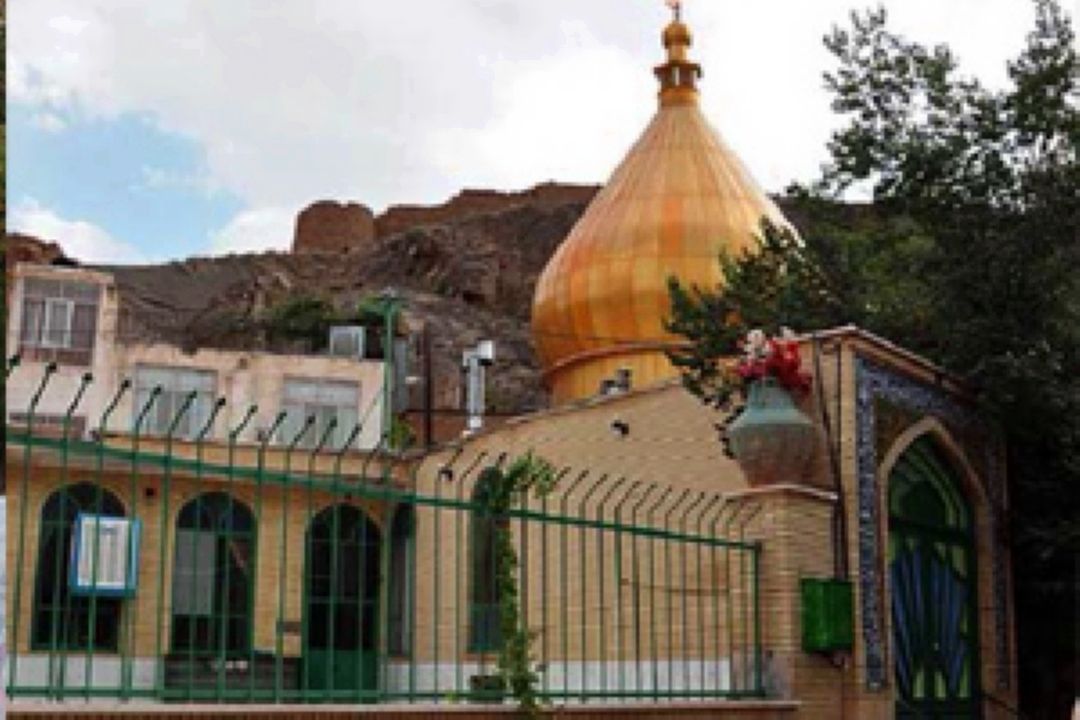 در آستان