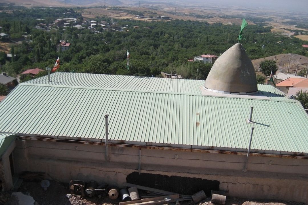 در آستان