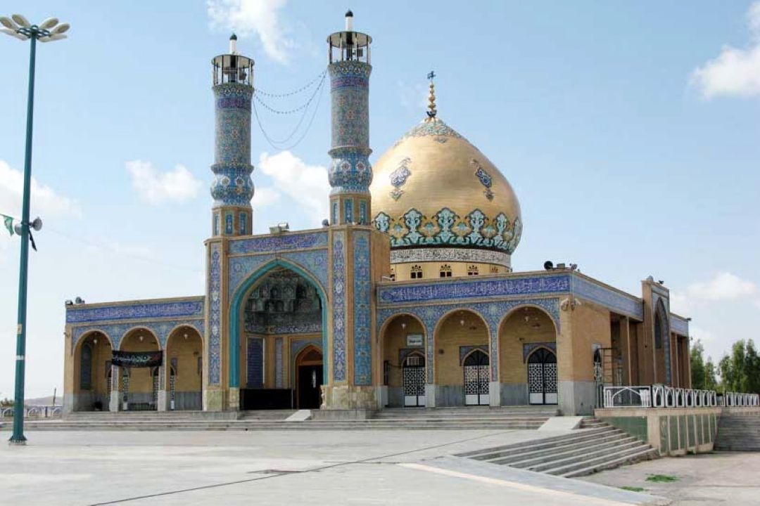 در آستان
