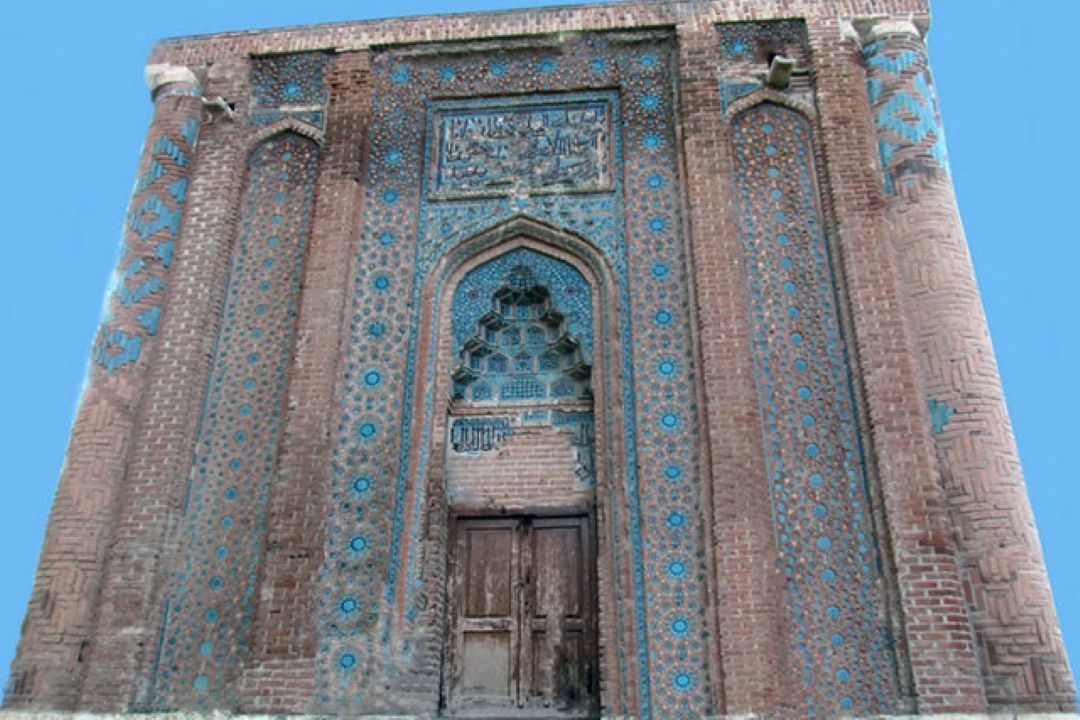 در آستان