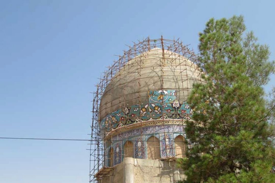در آستان