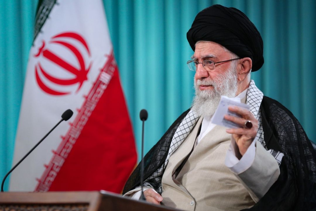حضور مردم در نظام جمهوری اسلامی دارای یك اصل محكم و سند متقن فكری است و فواید سیاسی زیادی دارد