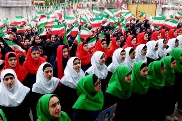 انقلاب اسلامی، بالنده و مقتدر؛ شعار فرهنگیان و دانش‌آموزان در دهه فجر 1400