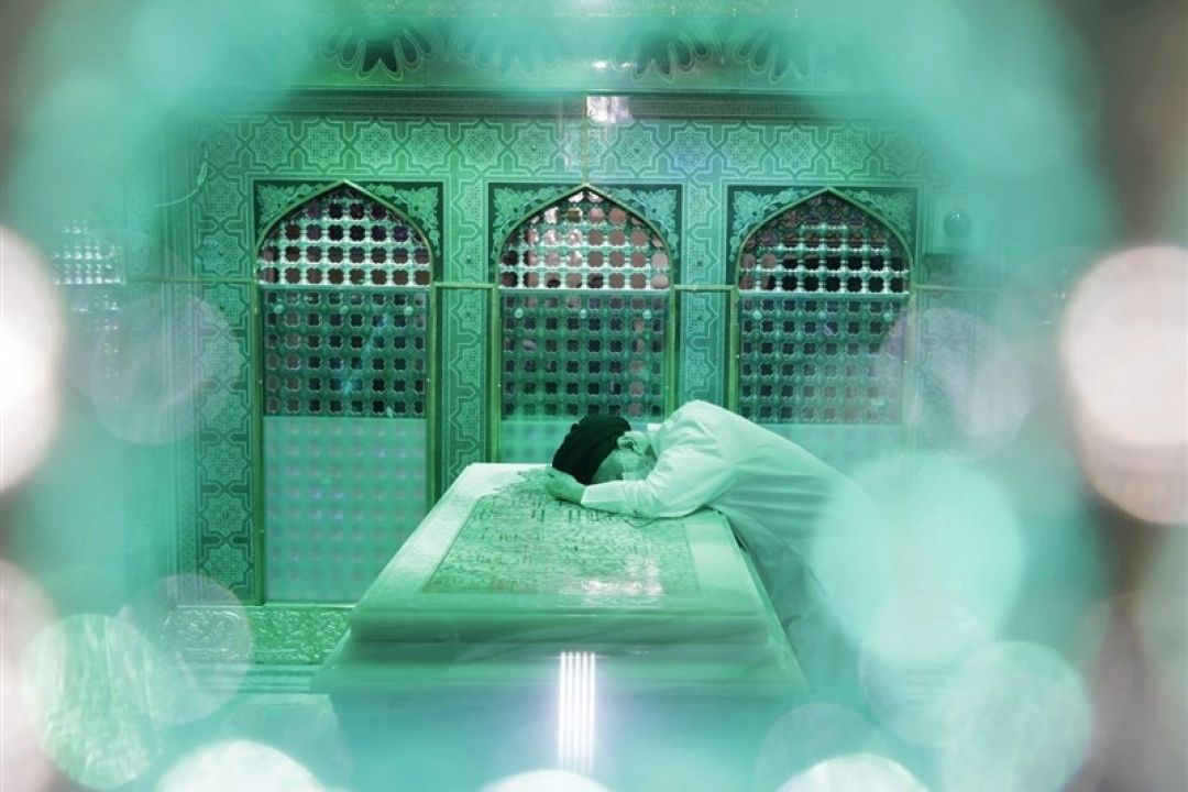 غبارروبی مضجع مطهر رضوی در سفر رهبر انقلاب به مشهد مقدس