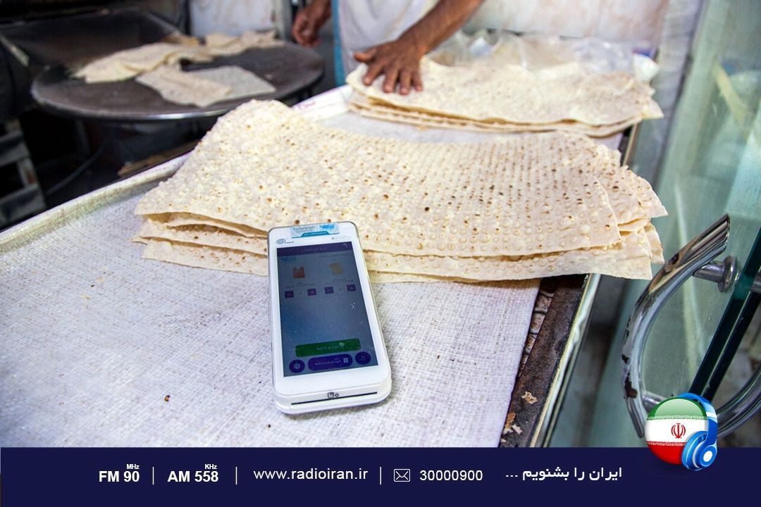 خیلی از افراد همچنان با پول نقد نان می خرند