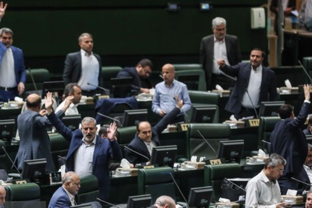 تجلیل نمایندگان مجلس از خانواده شهیدان امنیت