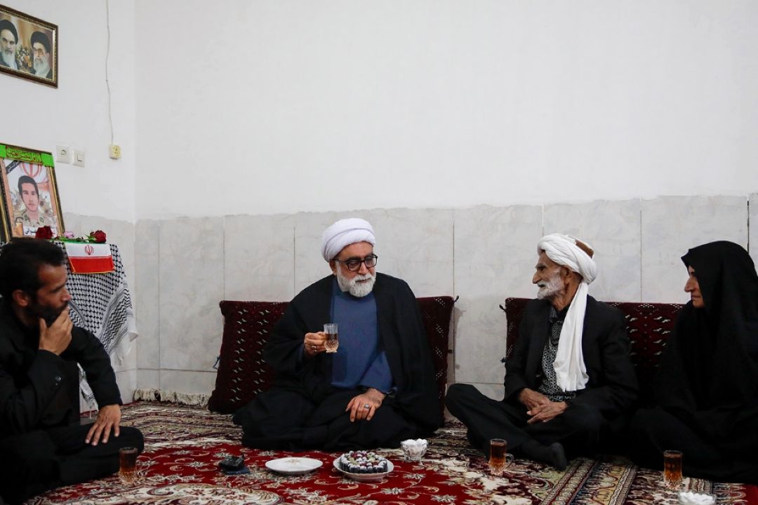 دیدار تولیت آستان قدس رضوی با خانواده سرباز شهید مرزبانی