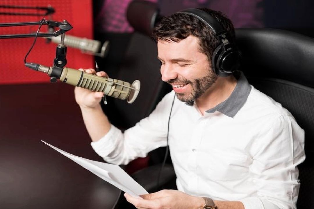 چگونه حالت خنده در صدایمان نقش ببندد؟