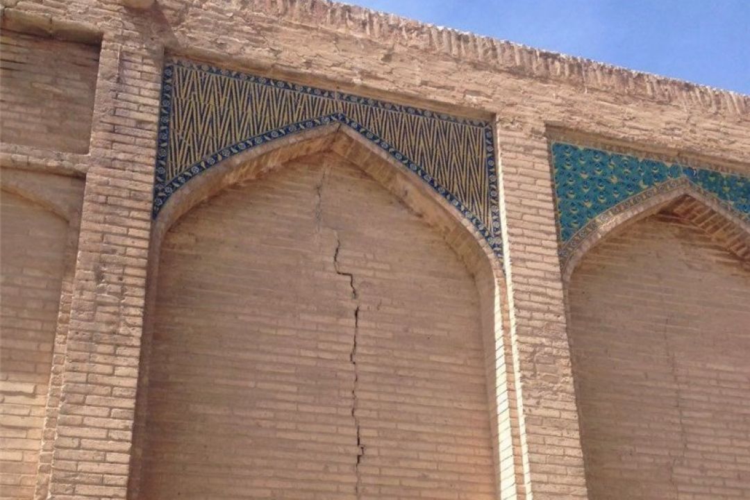 ایجاد تَرَك روی دیوار، جدا شدن كاشیهای نما و شكاف در سطح زمین