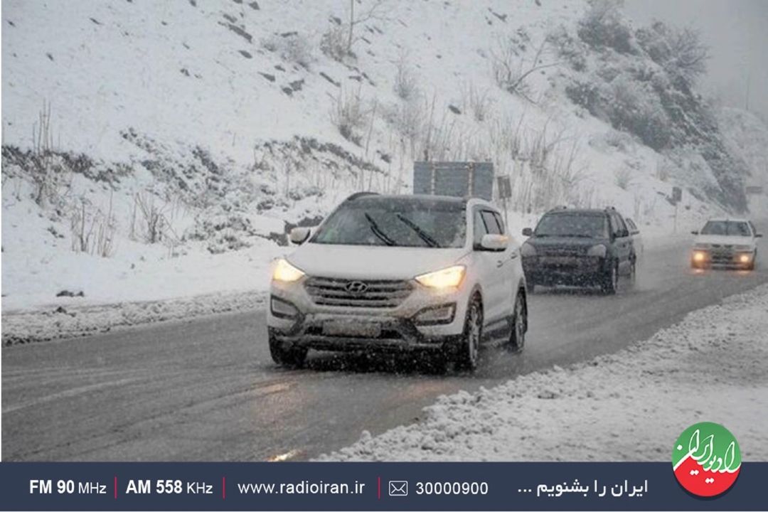 تردد در محورهای چالوس و هراز علی رغم بارش برف ادامه دارد