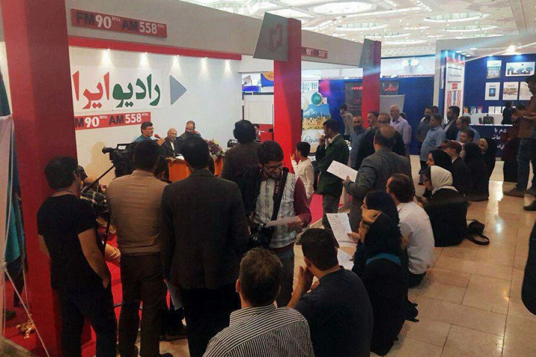 صف بلند مشتاقان گویندگی در غرفه رادیو ایران