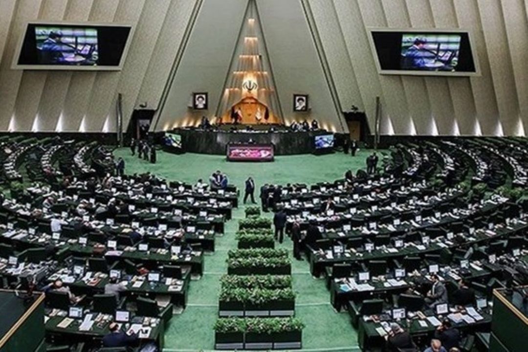 جلسه غیر علنی مجلس با دولت درباره نوسانات بازار ارز