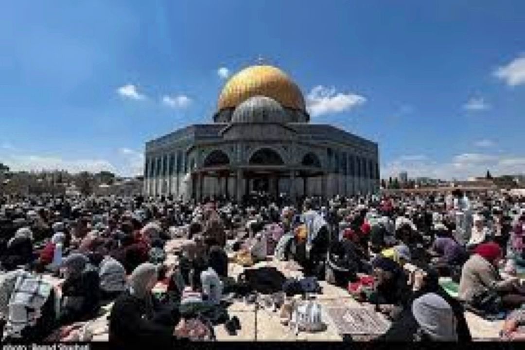 حضور گسترده فلسطینی ها در مسجد الاقصی همزمان با روز جهانی قدس 