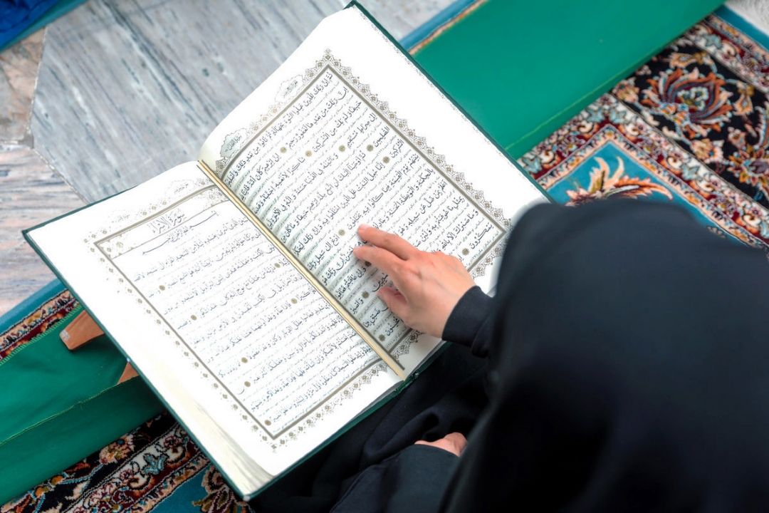لازمه داشتن زندگی رضوی تمسك به قرآن و اهل بیت (ع) است