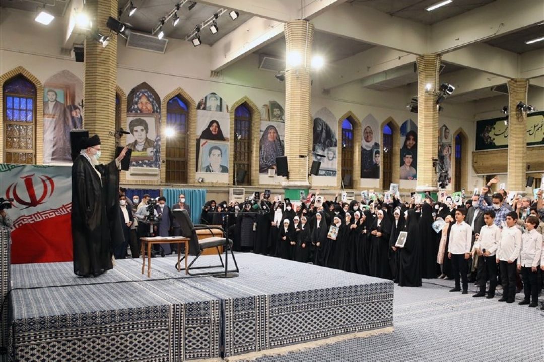 جمعی از خانواده‌های شهدا با رهبر معظم انقلاب دیدار كردند