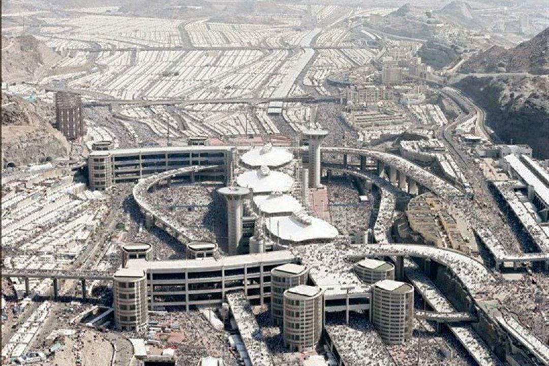 حجاج در عرفات، مشعر‌الحرام و منا چه اعمالی باید انجام دهند؟