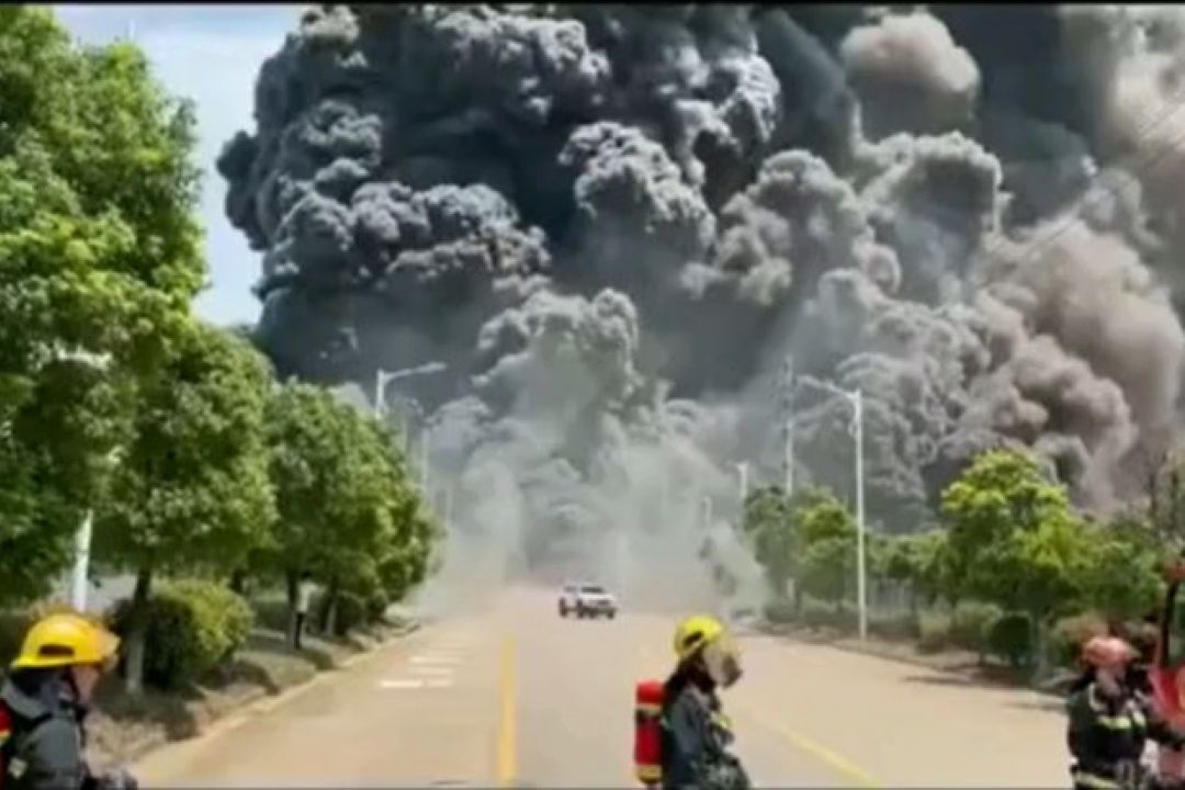 آتش سوزی  مهیب یك كارخانه شیمیایی در شرق چین