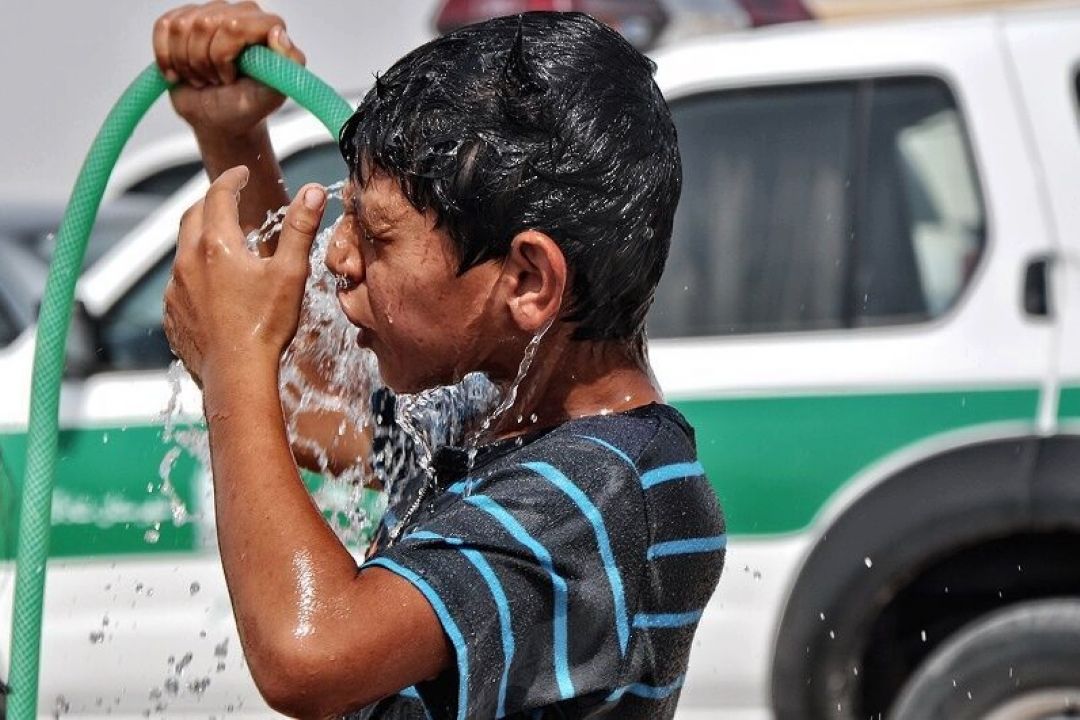 آب خالص برای فرد گرمازده مناسب نیست