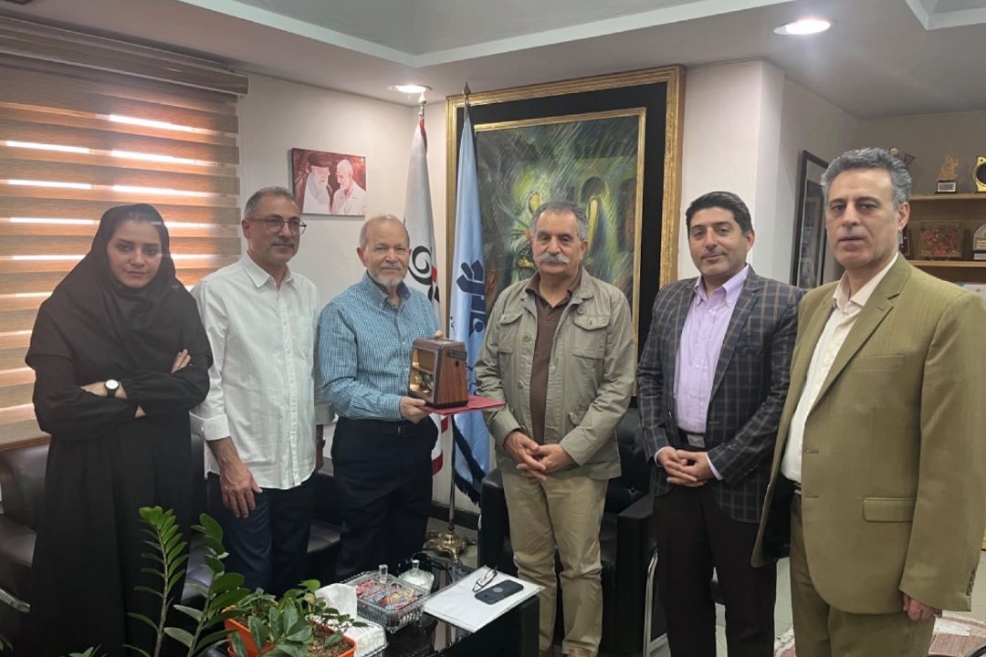 مدیر رادیو فرهنگ در نشستی صمیمی از سالها تلاش هنری استاد كامبیز روشن روان در عرصه موسیقی تقدیر كرد