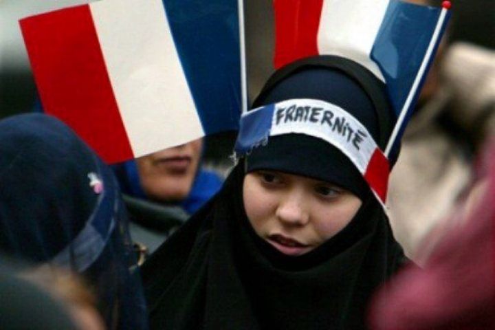 قانون ممنوعیت استفاده از نشانه‌های مذهبی و حجاب در مدارس فرانسه