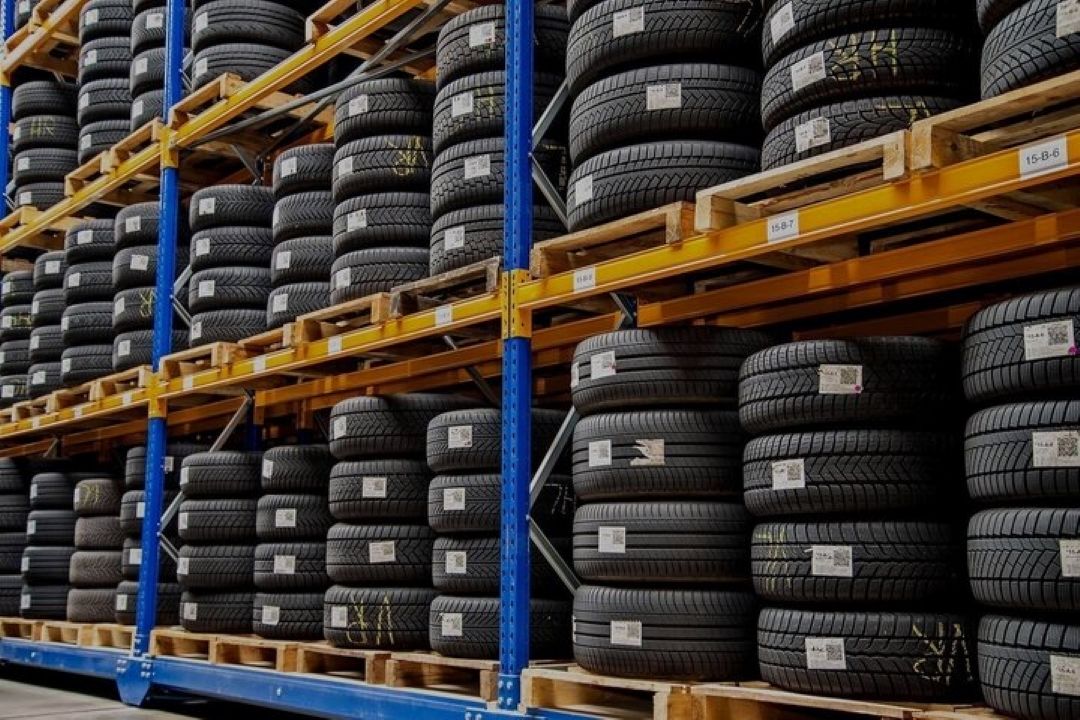 علت گرانی تایر سواری، تامین نشدن به موقع ارز است.