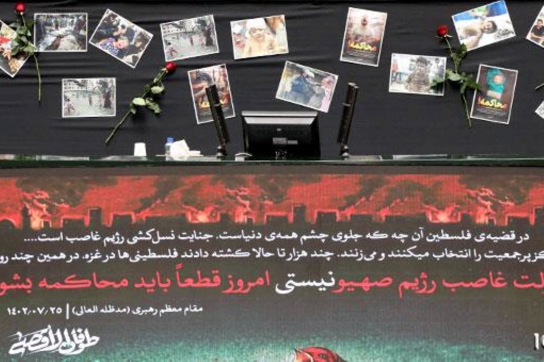 صحن مجلس سیاه پوش شد