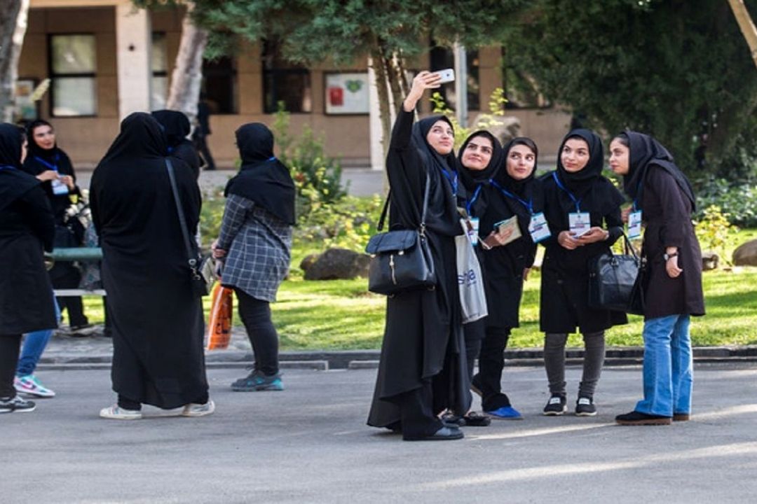 روایت طنز رفاقت های دانشجویی در یك برنامه رادیویی