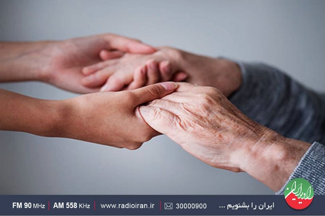 كمك به دیگران، در درون انسان حس آرامش را به وجود می آورد