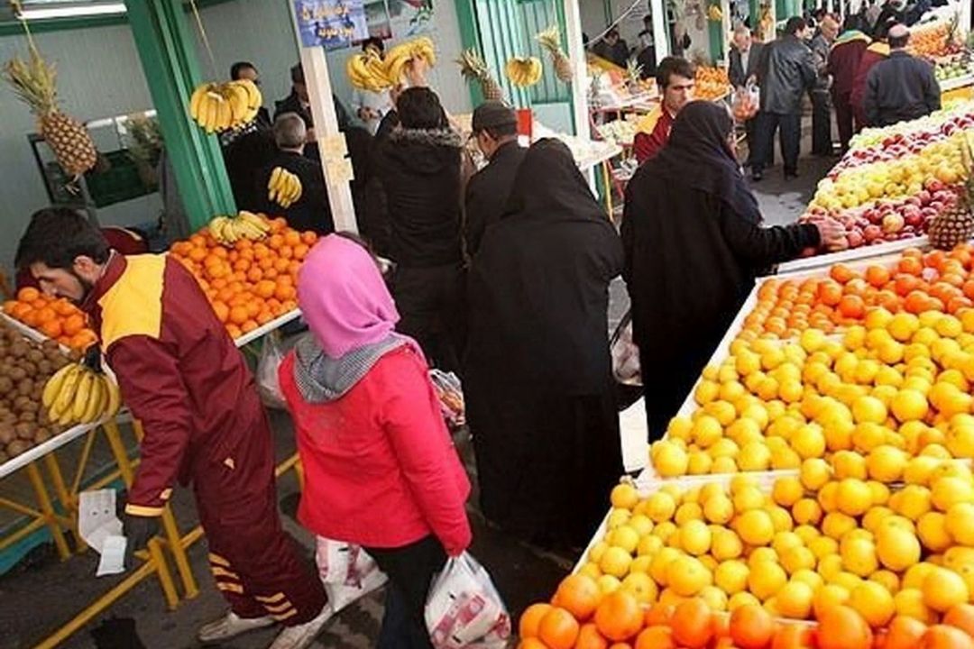 نظارت بازرسان افتخاری بر بازار میوه شب عید