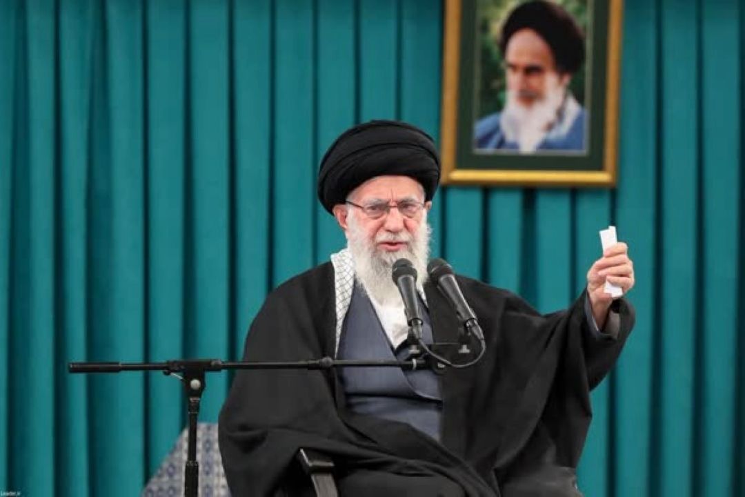 رهبر انقلاب خطاب به دانشجویان: در كنار نگاه نقادانه، نگاه سرافرازانه را هم در قبال پیشرفت‌ها‌ی كشور داشته باشید