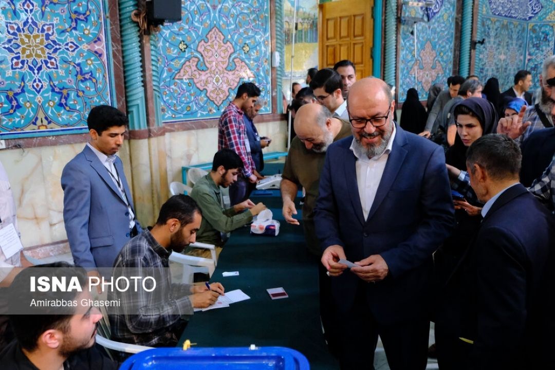 حضور حسین دهقان، رئیس بنیاد مستضعفان در انتخابات چهاردهمین دوره ریاست‌جمهوری - حسینیه ارشاد