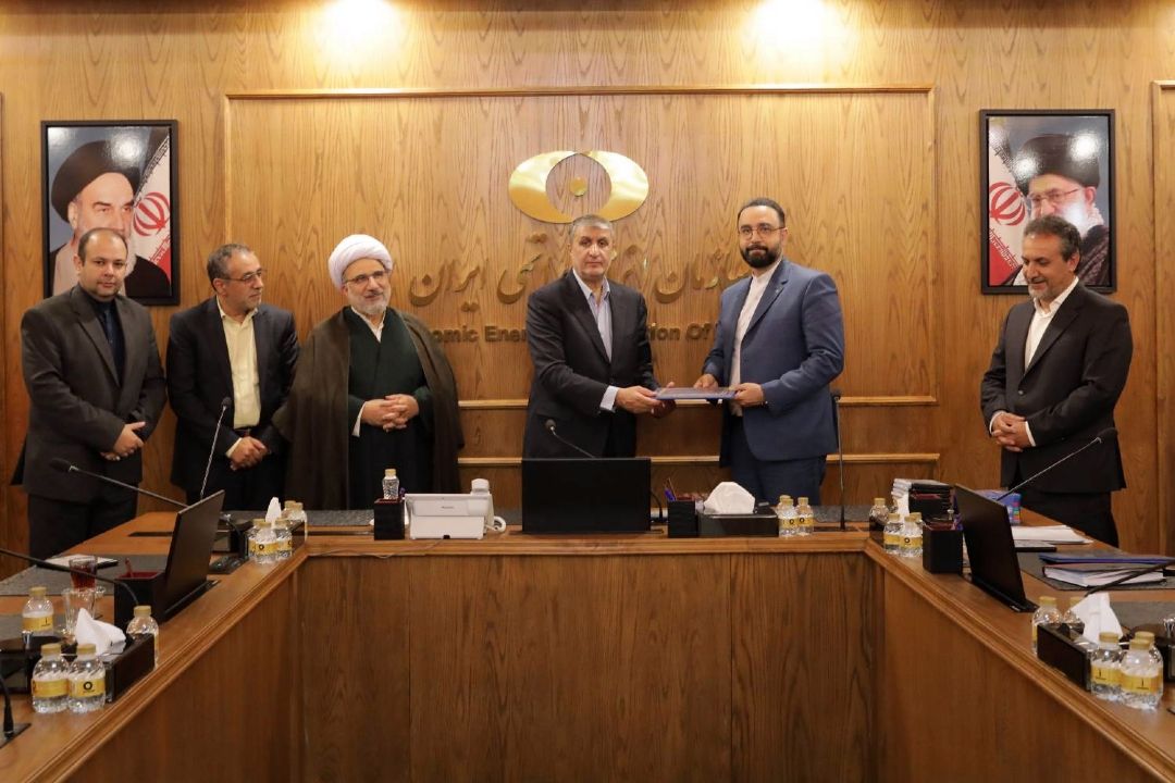 تجلیل سازمان انرژی اتمی از مدیر رادیو نمایش برای تولید نمایش های رادیویی در تكریم مقام شهدای هسته‌ای