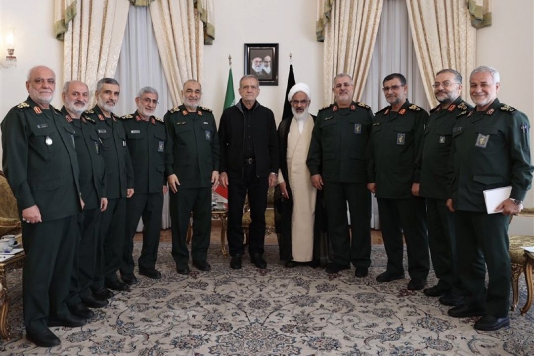 دیدار فرماندهان سپاه با پزشكیان/ پرچم حرم حسینی هدیه داده شد