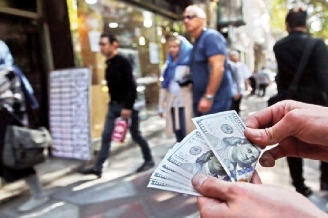 ثبات بهای دلار و كاهش قیمت طلا و سكه‌