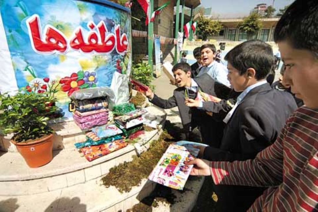 خانواده‌ها با شركت در جشن عاطفه‌ها فرزندان خود را بخشنده تربیت می‌كنند