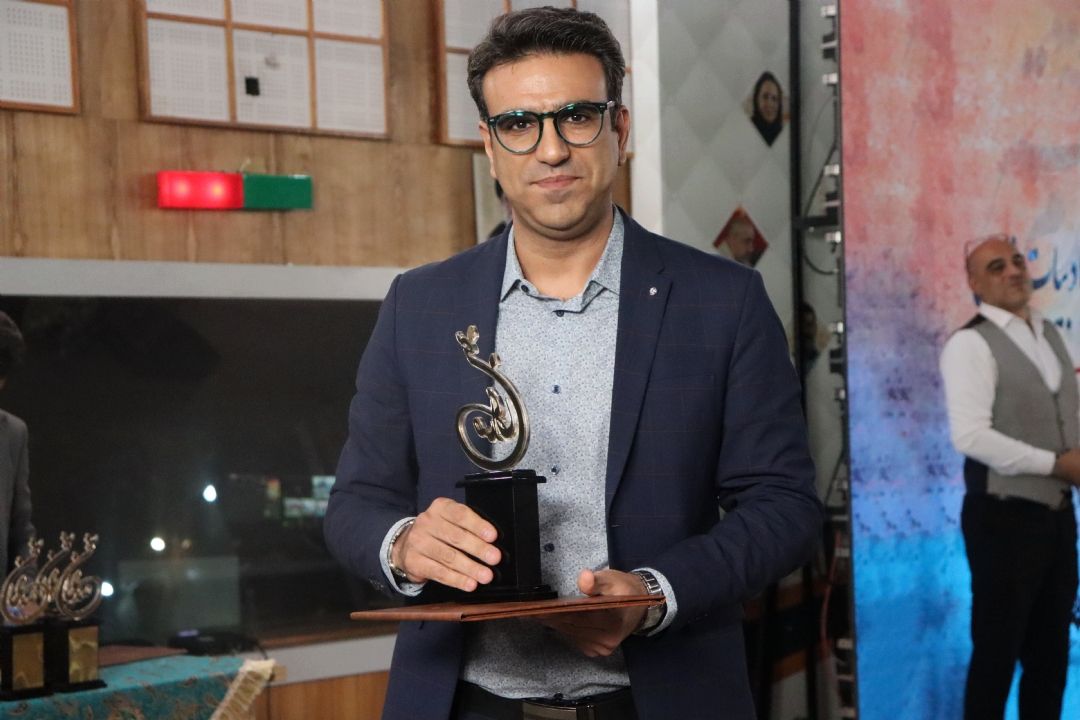 برگزیده نفر اول : سید حامد موسوی از رادیو فرهنگ با برنامه برنامه فارسی نما 