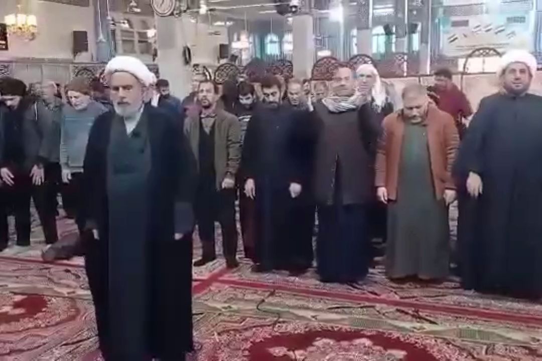  برپایی نماز جماعت در بارگاه حضرت زینب (س)
