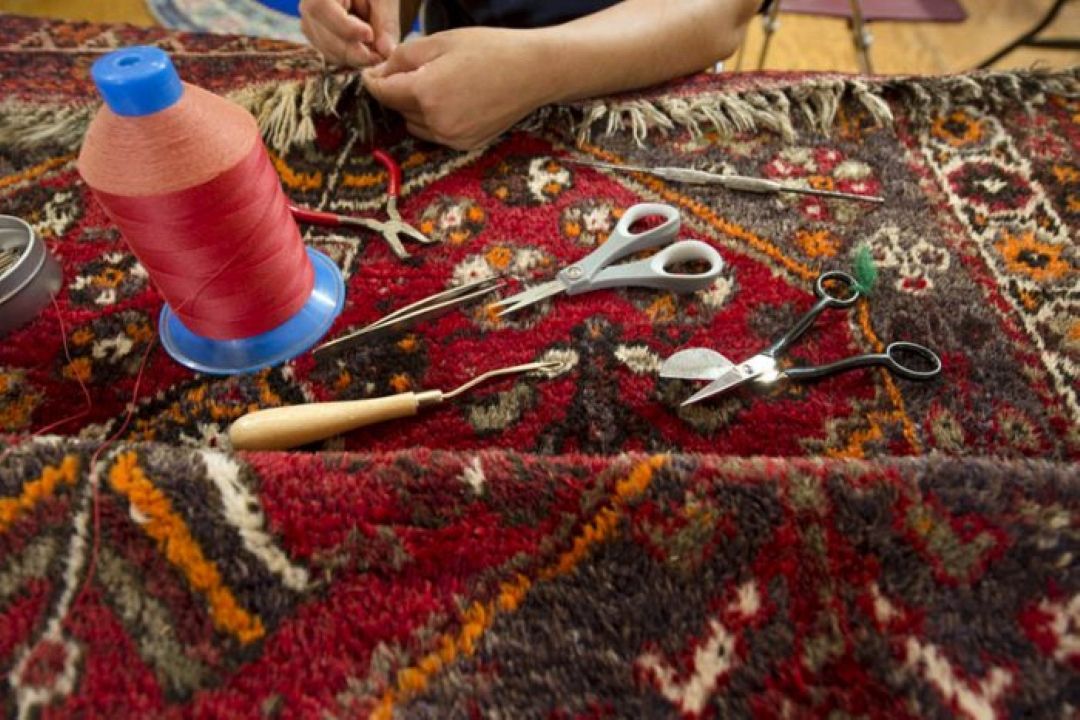 رفوگری فرش در «دوراهی» صبا