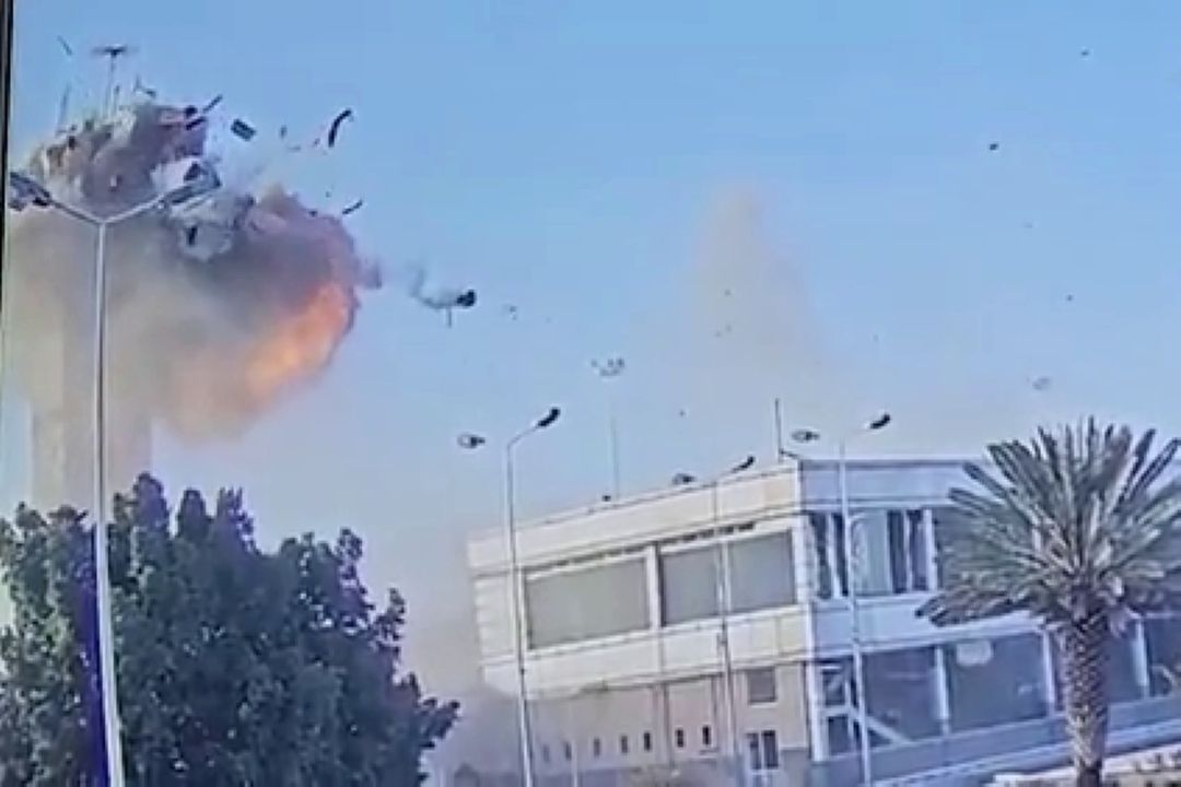 لحظه حملۀ هوایی اسرائیل به فرودگاه صنعاء