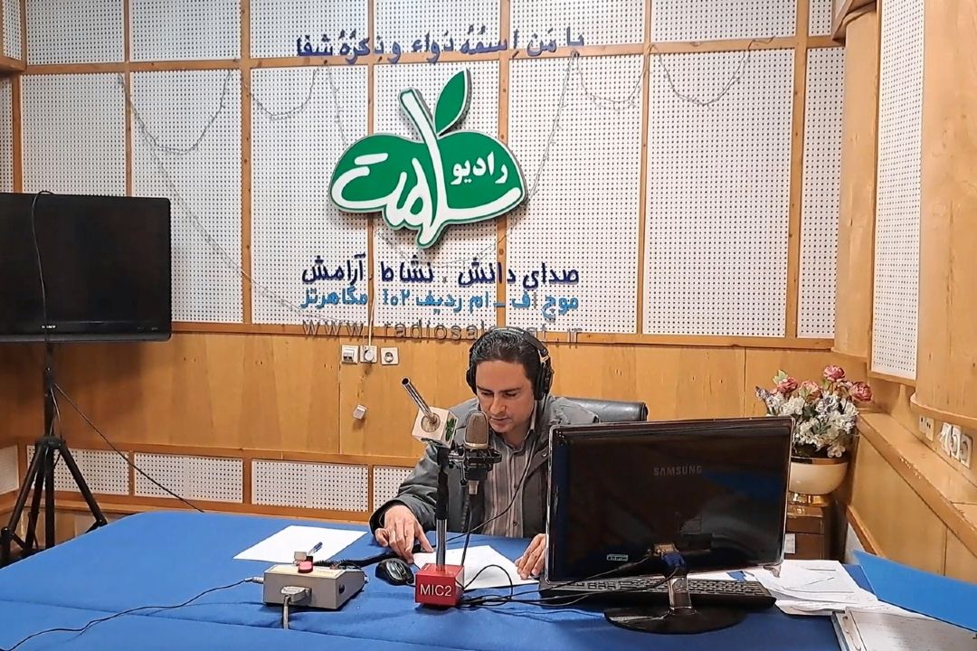 با من بگو