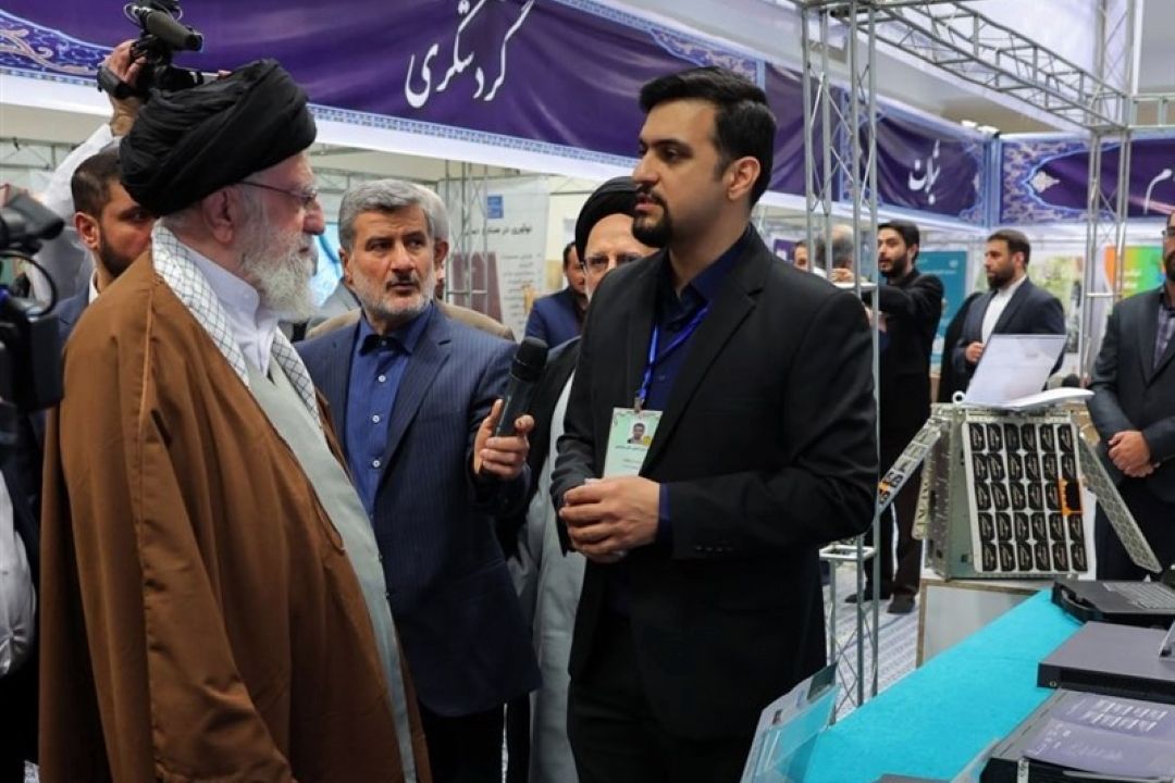 بازدید رهبرانقلاب از نمایشگاه توانمندی‌های بخش خصوصی
