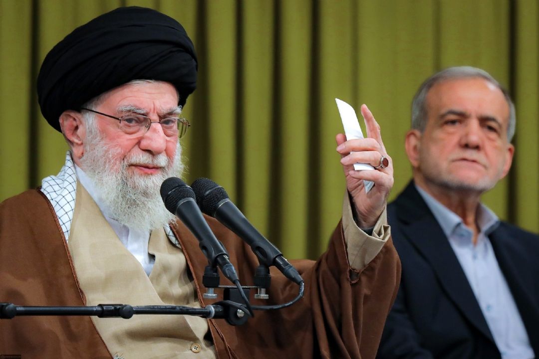 رهبر انقلاب: حواسمان باشد؛ پشت لبخندهای دیپلماسی، دشمنی‌های پنهانی نهفته است