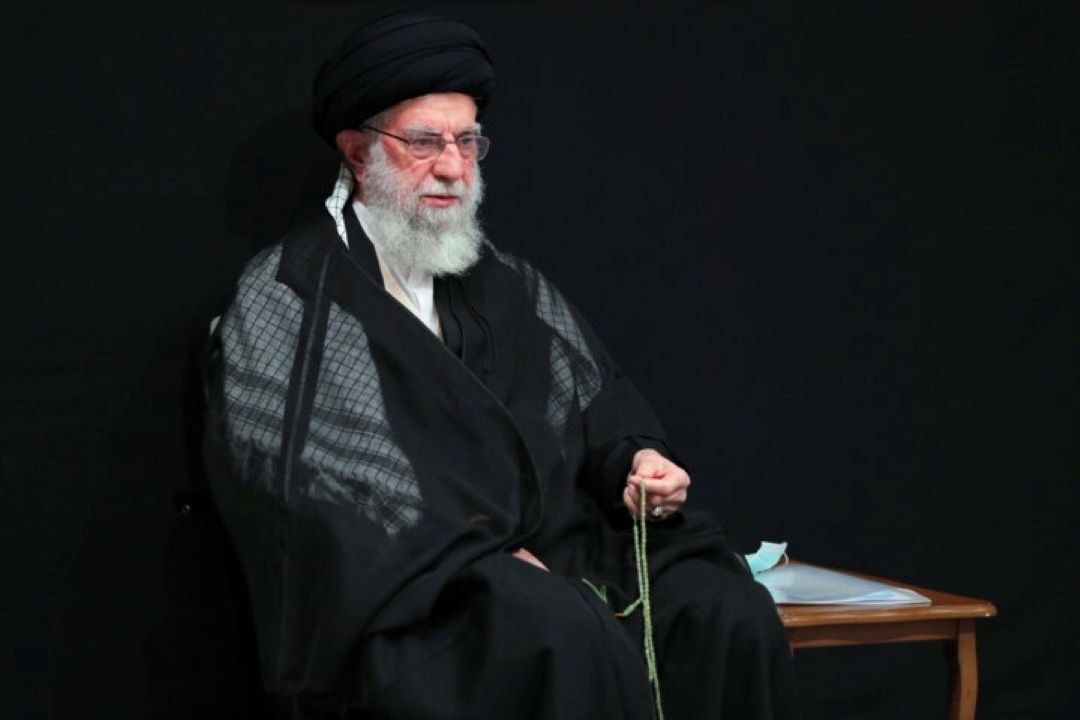رهبر انقلاب: خط ائمه «خط ایستادگی و استقامت» است