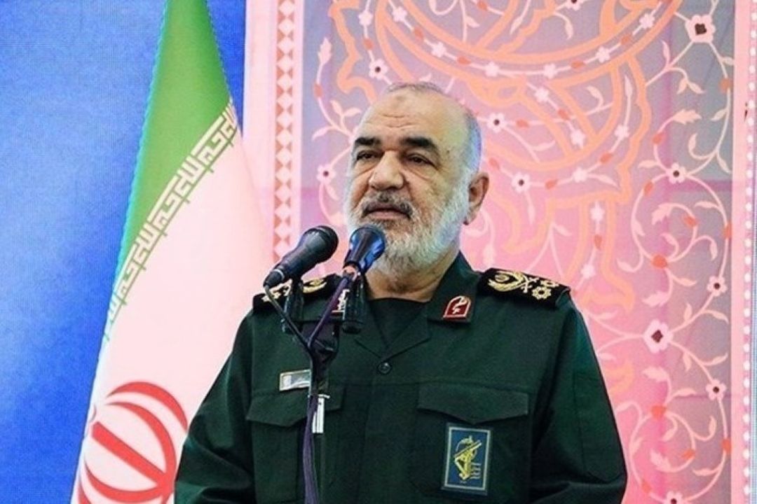 سلامی: سپاه آشكارا در برابر حریف در میدان می‌ایستد