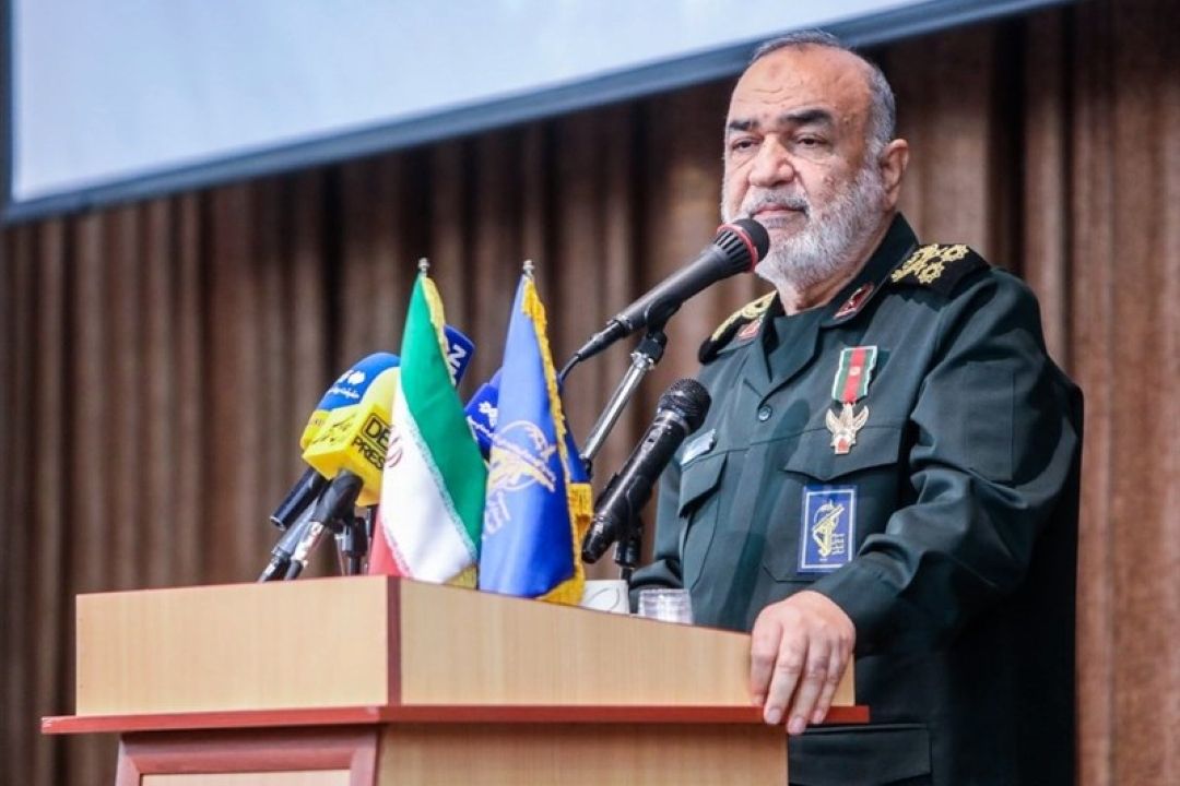 سرلشكر سلامی: آمریكا بداند برای هر سناریویی آماده‌ایم