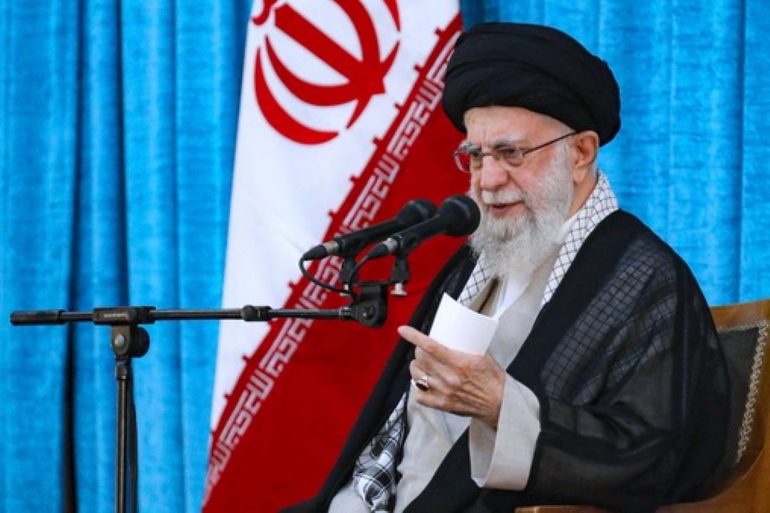 رهبر انقلاب: استقلال ملی یعنی كشور منتظر چراغ سبز یا قرمز آمریكا نباشد