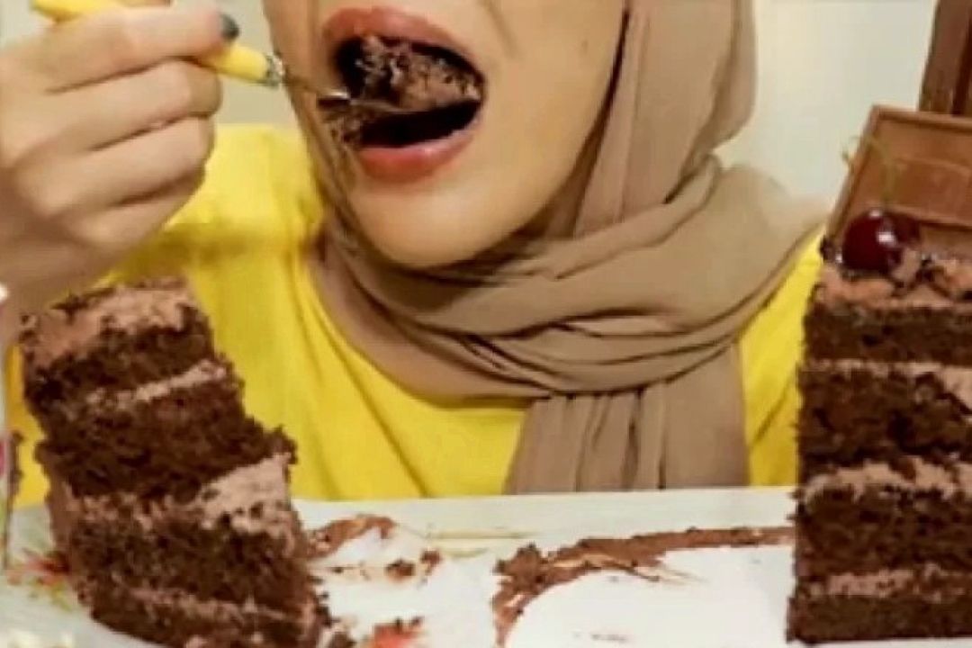 فودبلاگر در شیرینی فروشی