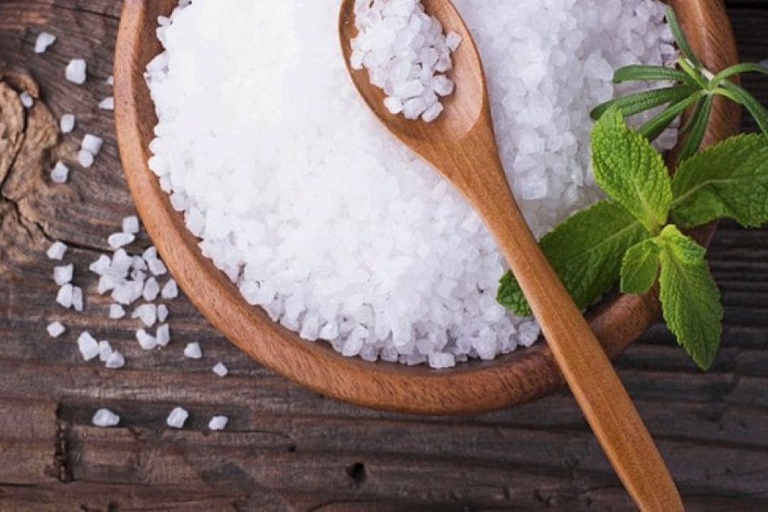 استنشاق آب معمولی برای شست‌وشوی بینی مضر نیست؛ آب نمك مؤثرتر است